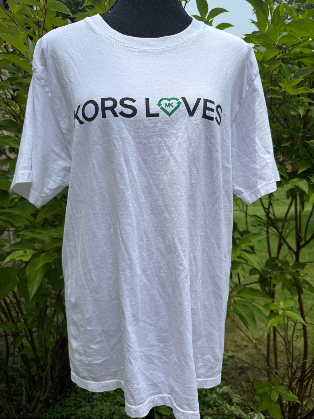 Michael Kors White "KORS LOVES" Logo Tee size M pre-owned with free gift .